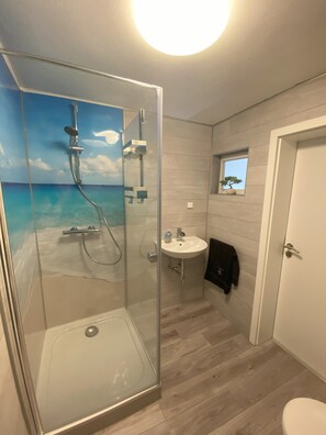 Dusche, Haartrockner, Handtücher, Seife