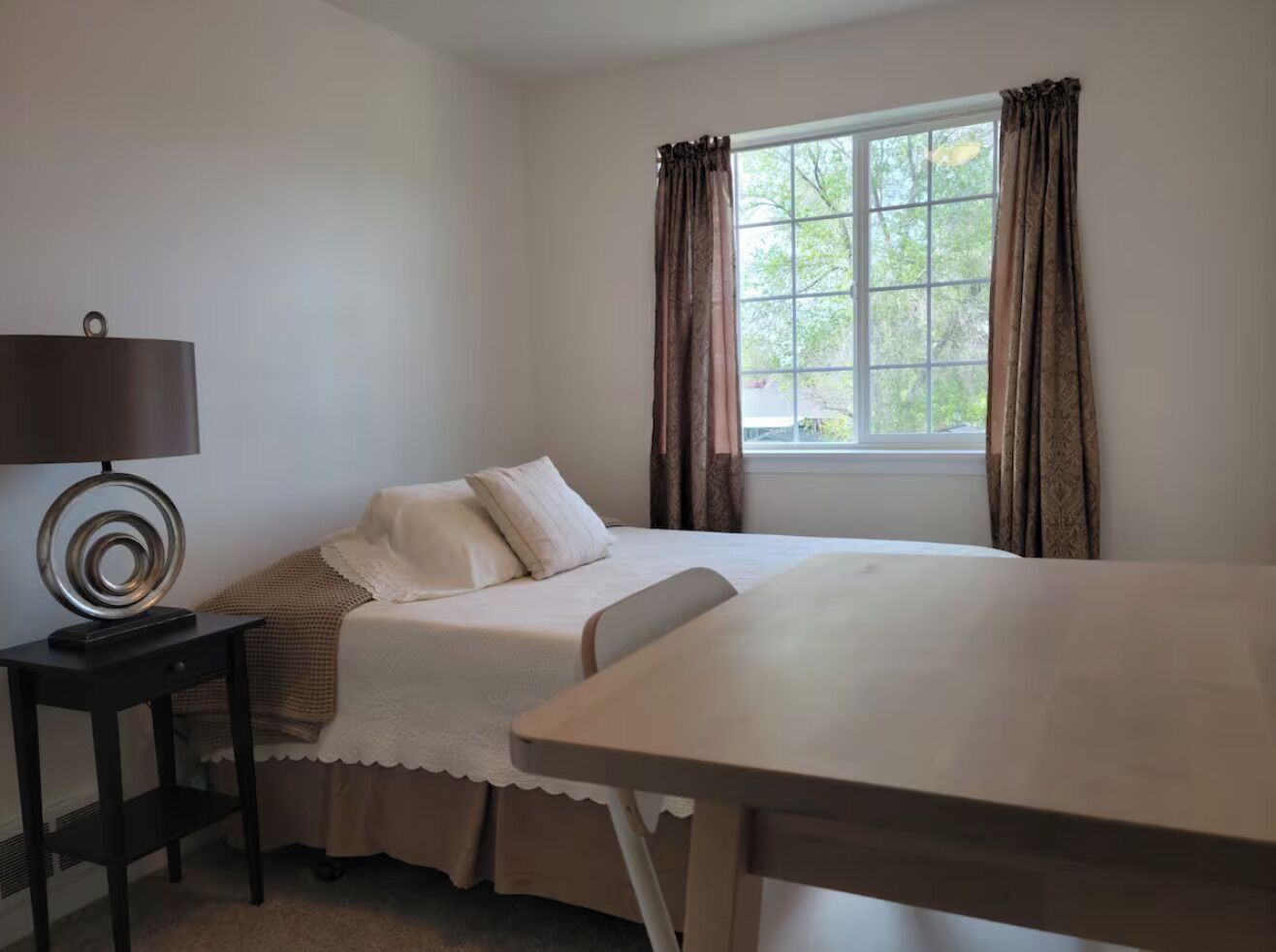 2 habitaciones, caja de seguridad en la habitación y escritorio 