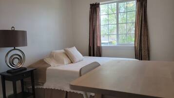 2 habitaciones, caja de seguridad en la habitación y escritorio