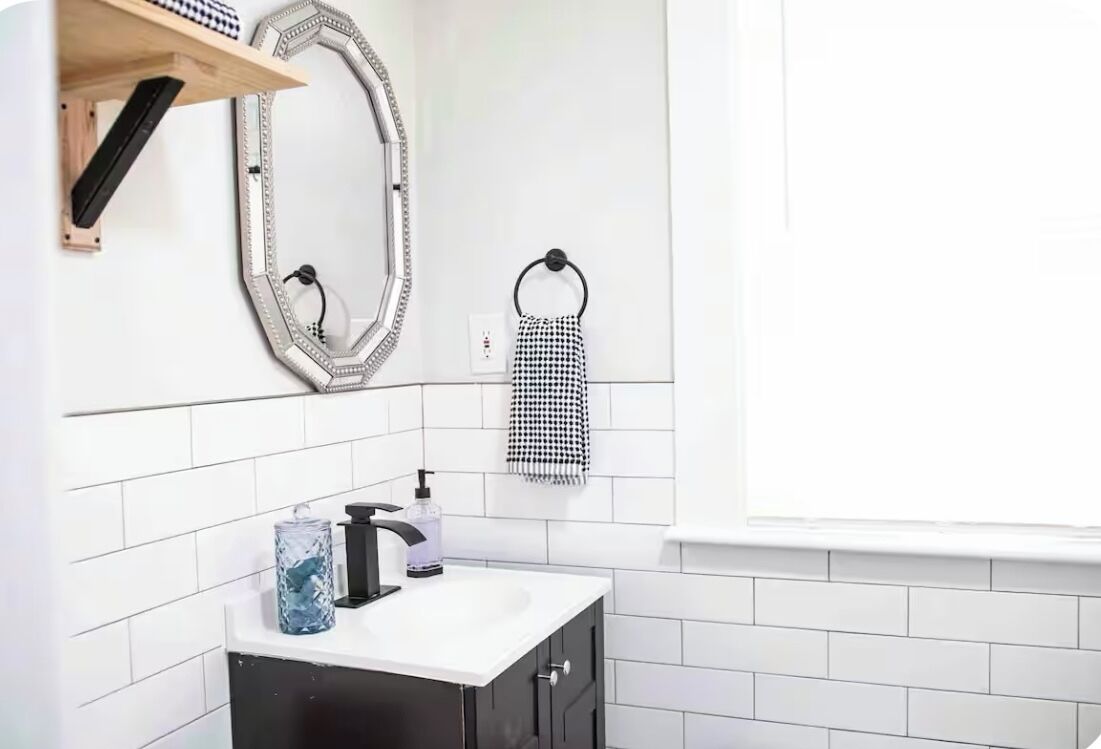 Asciugacapelli, asciugamani, sapone, carta igienica