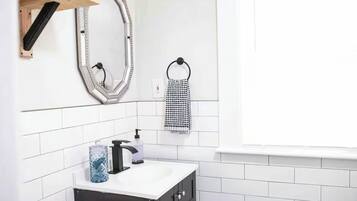 Asciugacapelli, asciugamani, sapone, carta igienica