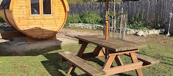 Glamping in a heated camping barrel at Leo's Farm