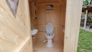 シャワー、タオル、石鹸、トイレットペーパー