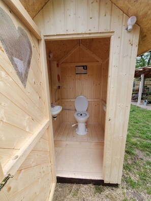 Douche, serviettes fournies, savon, papier toilette