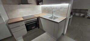 Four Ă micro-ondes, un four, surface de cuisson