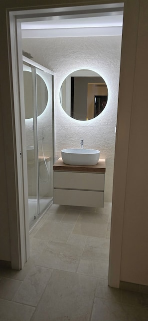 Dusche, Haartrockner, Bidet, HandtĂŒcher