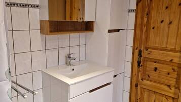 Douche, sĂšche-cheveux, serviettes fournies, savon