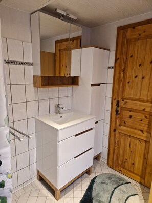 Dusche, Haartrockner, Handtücher, Seife