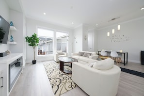 Smart TV - Sleek 5BR Near Langley Events Centre & EV charger (Langley)