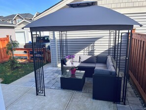 Terrace/patio - Sleek 5BR Near Langley Events Centre & EV charger (Langley)