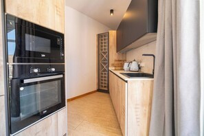 Microondas, horno, lavavajillas y cafetera y tetera 