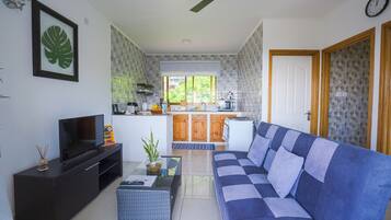Full-sized fridge, microwave, oven, stovetop
