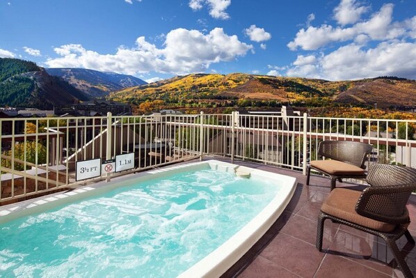Outdoor spa tub - View the Fall foliage in this 1-bdrm villa w/kitch, sleeps 4 in lovely Avon, CO (Avon)