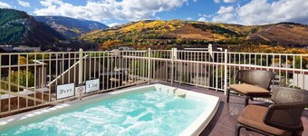 View the Fall foliage in this 1-bdrm villa w/kitch, sleeps 4 in lovely Avon, CO