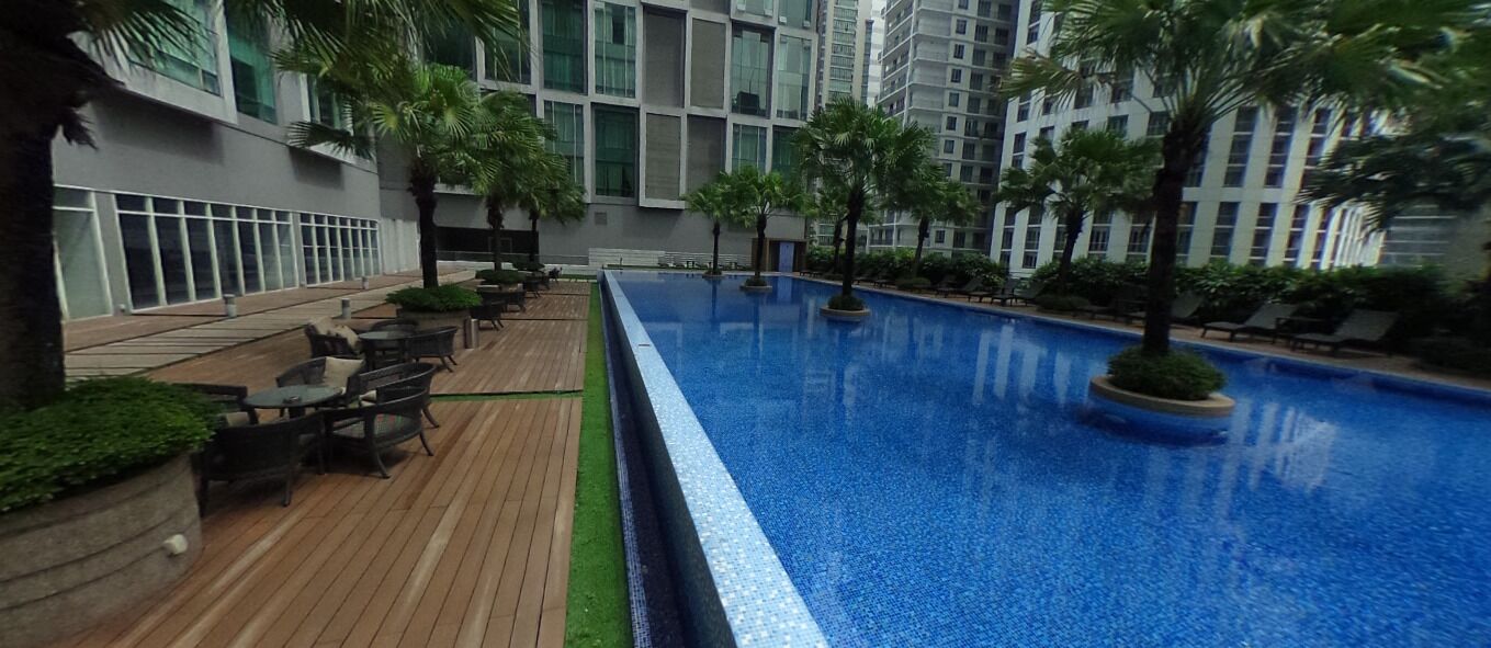 Una piscina al aire libre