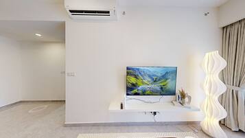 Family Double Room, City View | Desk, laptop workspace, blackout drapes, soundproofing