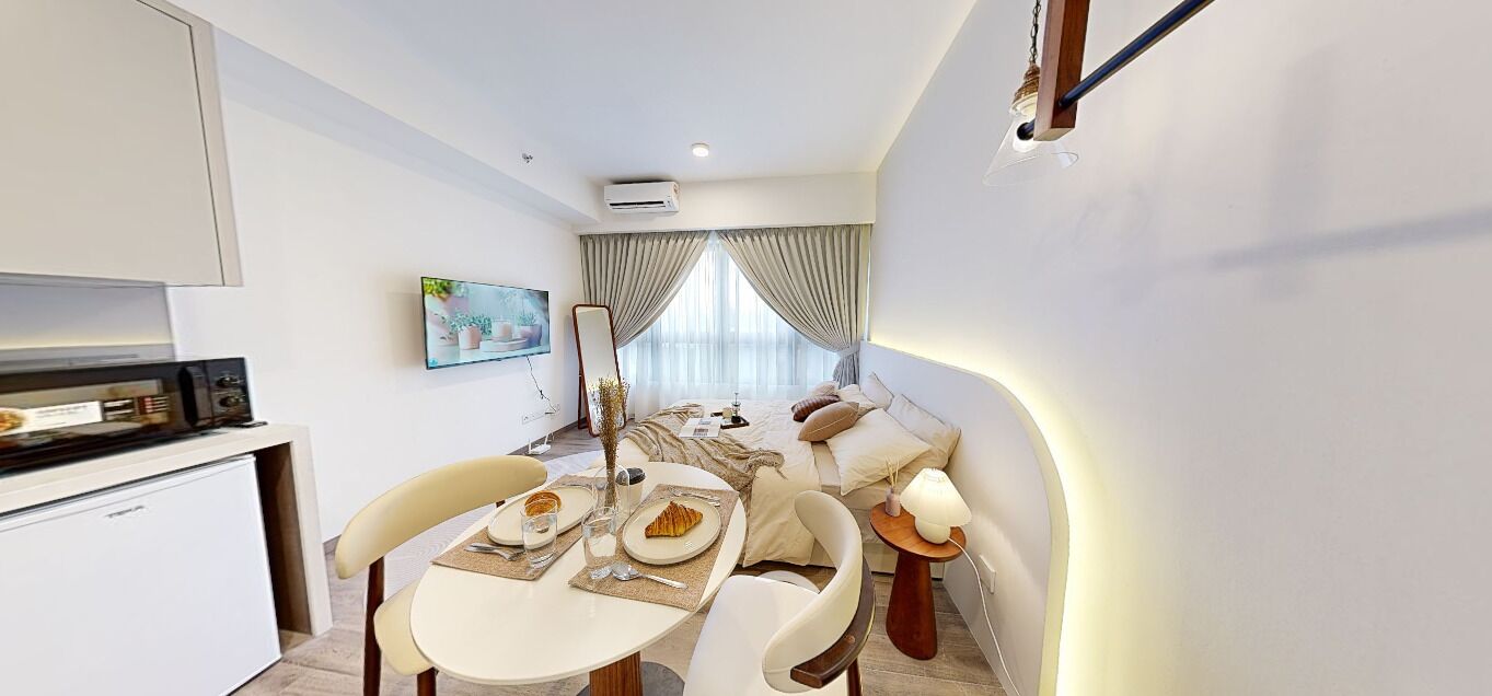 Family Double Room, City View | Family dining