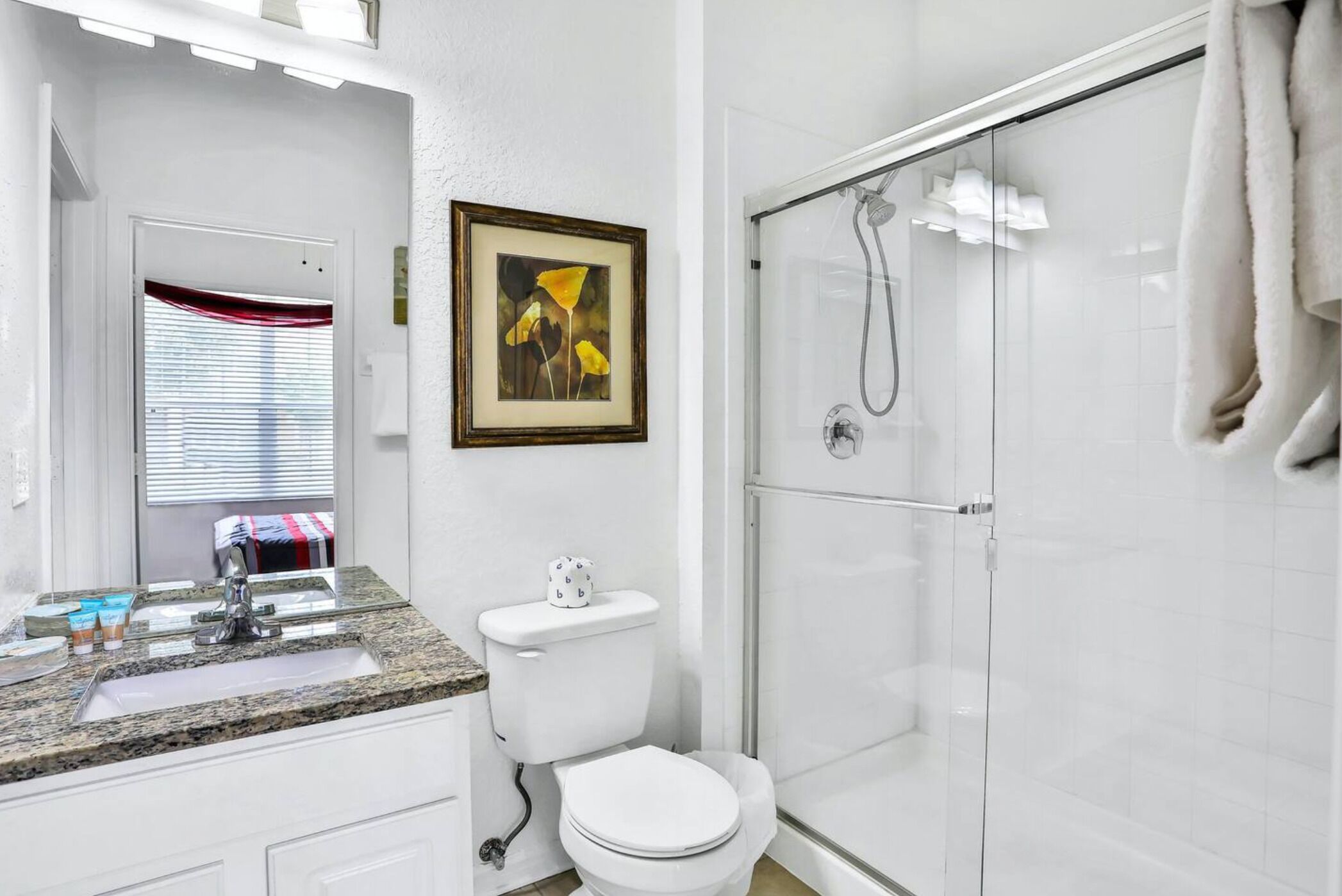 Une salle de bain avec un lavabo, des toilettes et une douche.