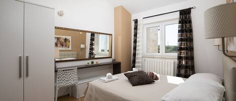 4 bedrooms, desk, iron/ironing board, travel cot