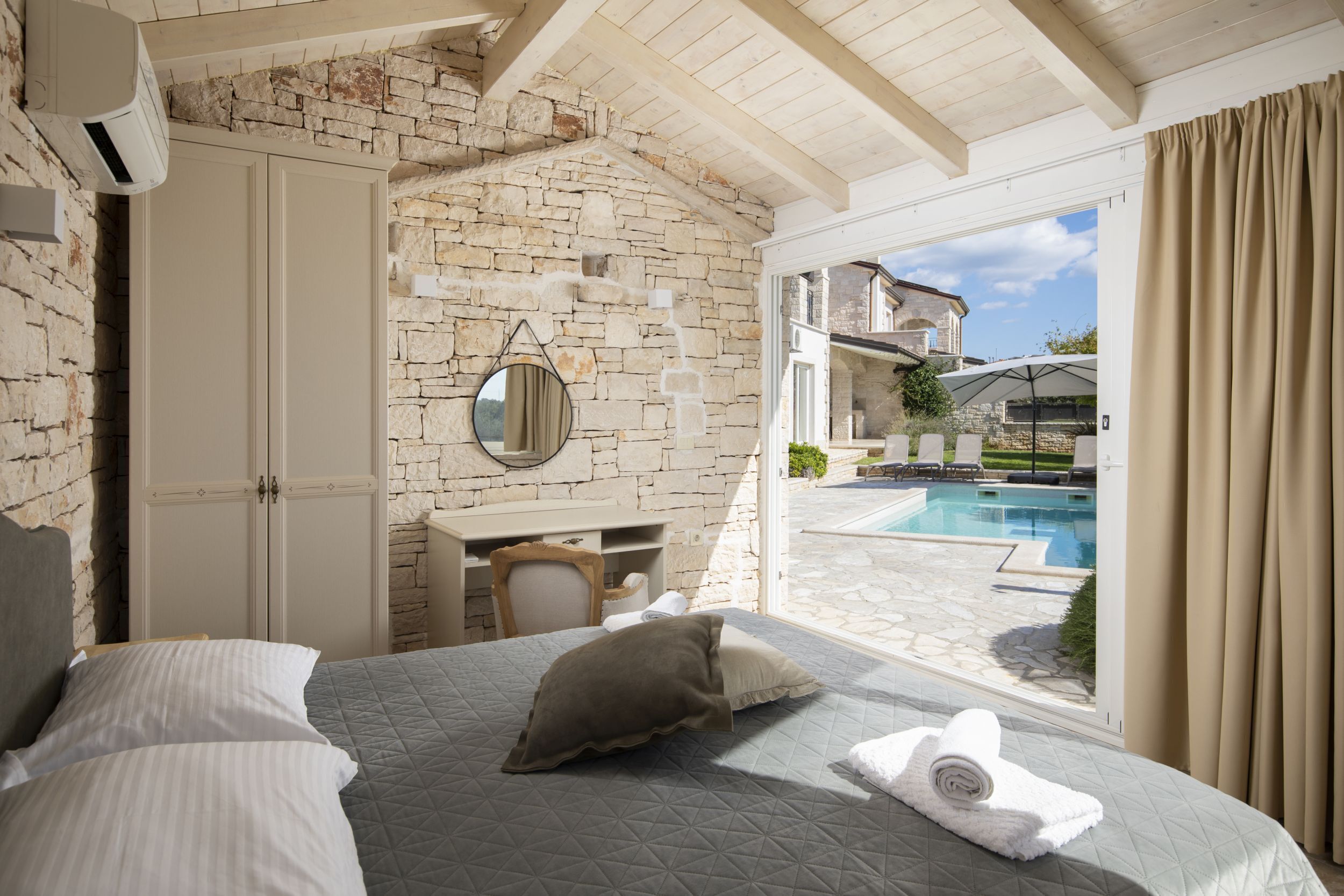 4 dormitoris, escriptori i planxa i posts de planxar 