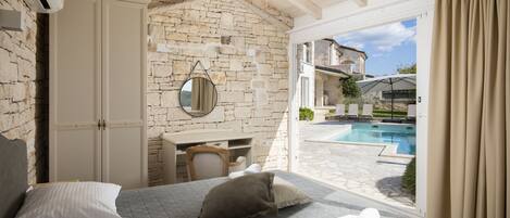 4 makuuhuonetta, työpöytä, silitysrauta/-lauta, vauvan matkasänky