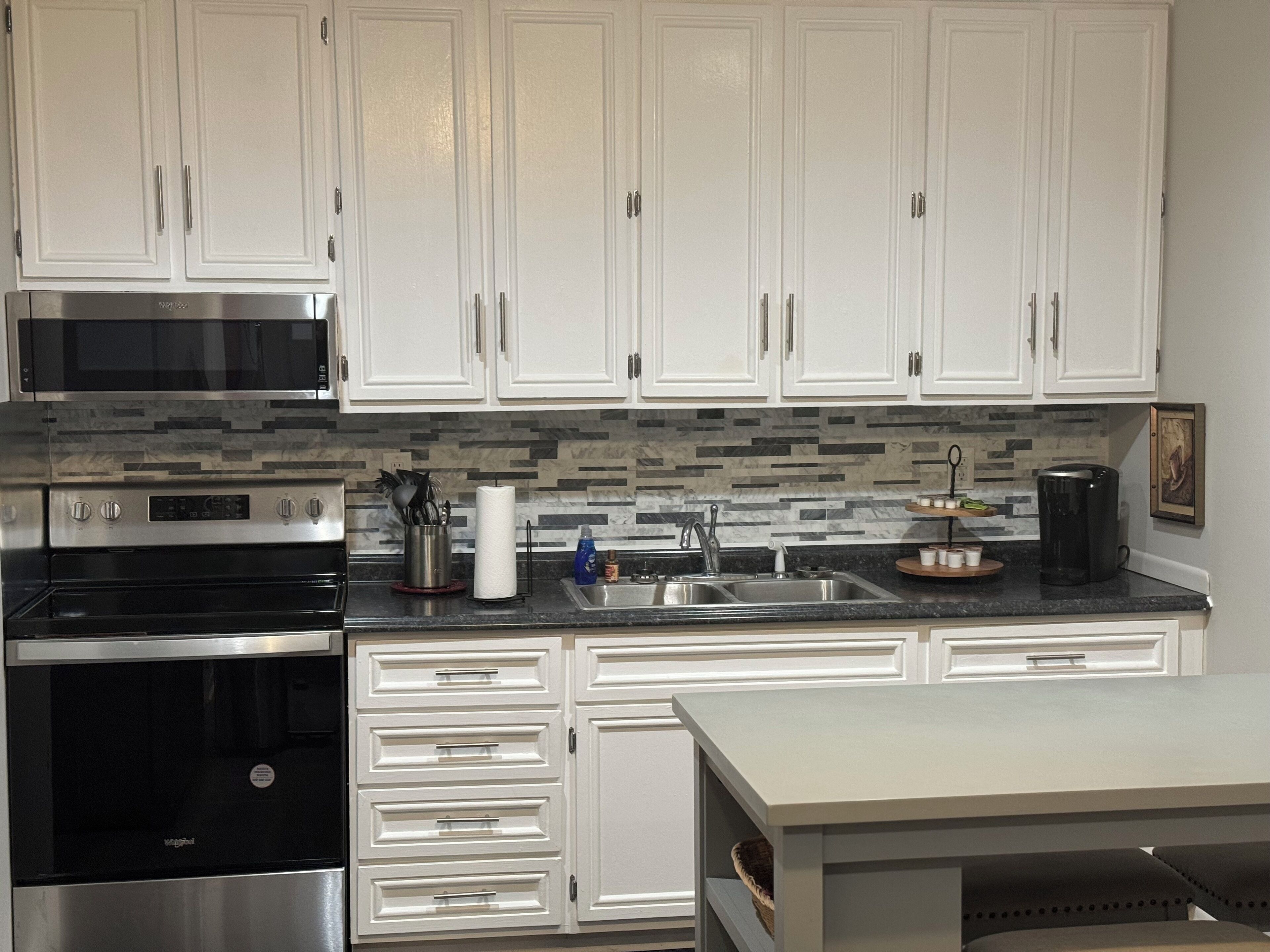 Een microgolfoven, een oven, een kookplaat