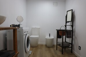 Douche, baignoire à jets, sèche-cheveux, bidet