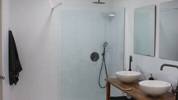 Bruser, boblebadekar, hårtørrer, bidet