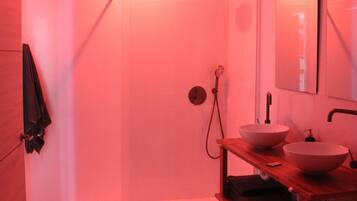 Dusche, Whirlpool, Haartrockner, Bidet