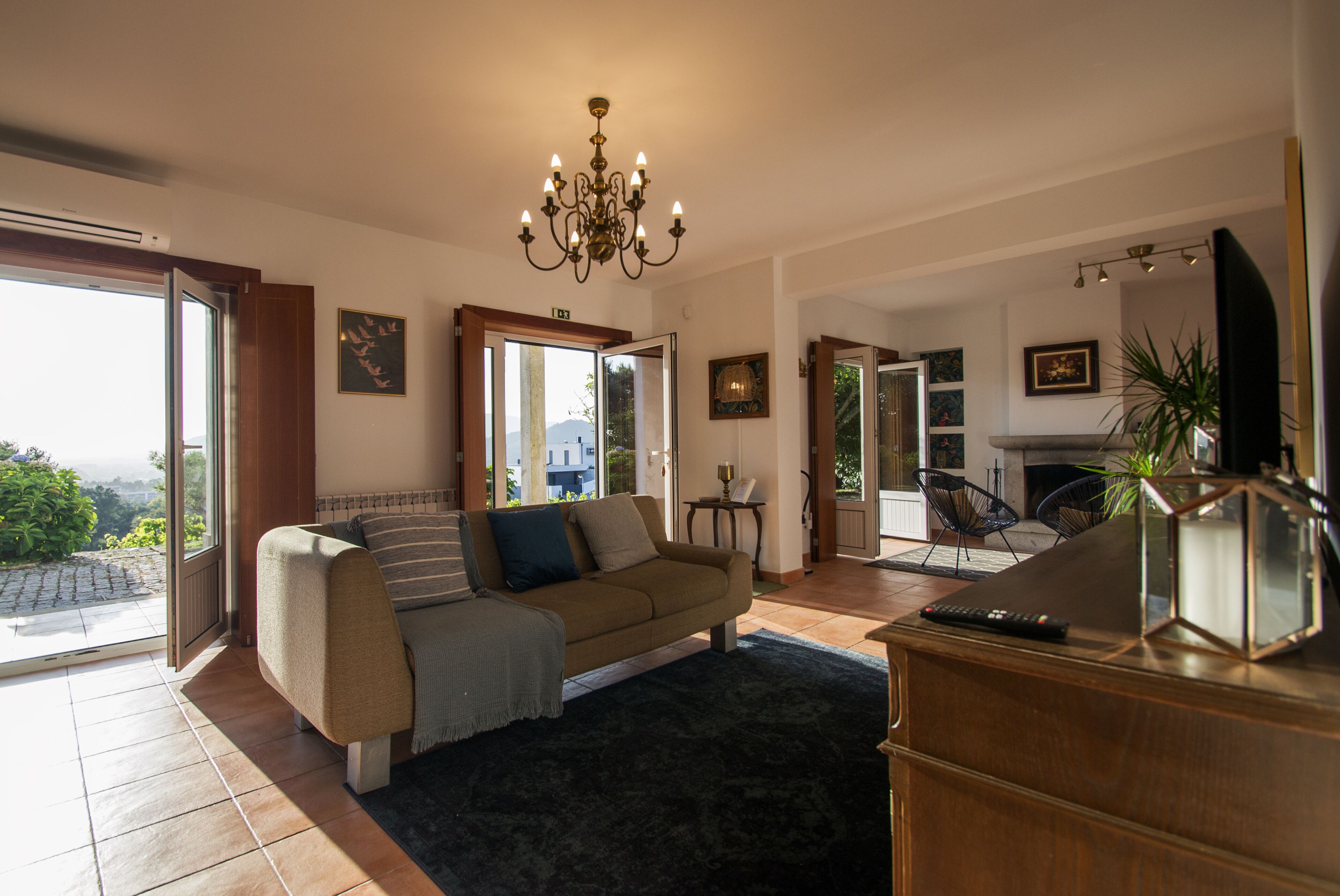 Télévision, cheminée