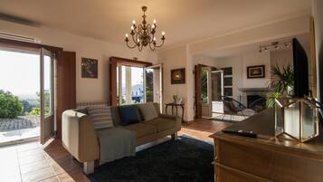 Télévision, cheminée