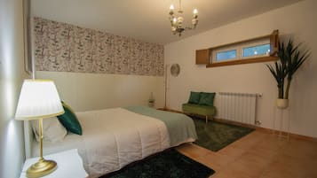 2 slaapkamers, een strijkplank/strijkijzer, wifi, beddengoed