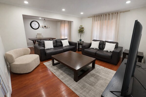 Smart TV, fireplace, stereo