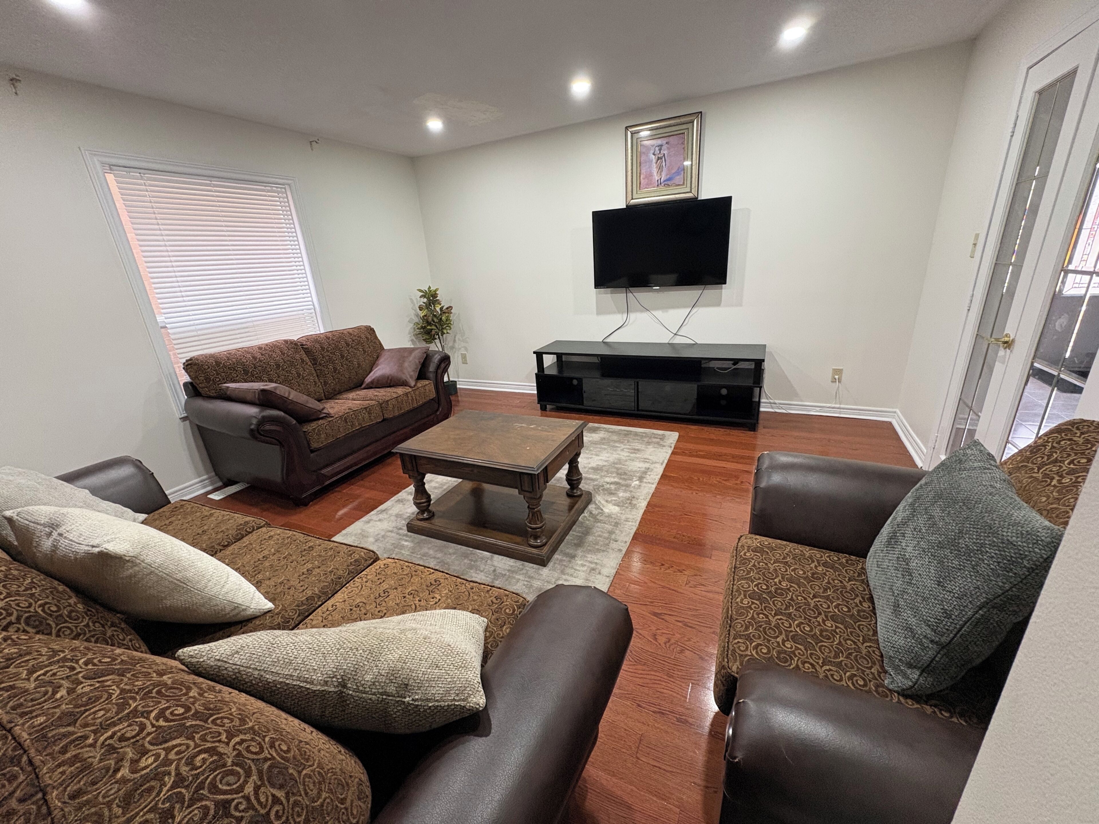 Smart TV, fireplace, stereo