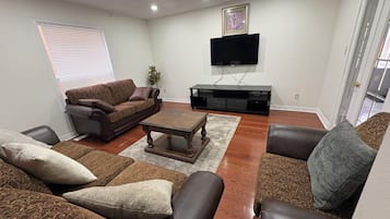 Smart TV, fireplace, stereo