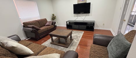 Smart TV, chimenea y estéreo