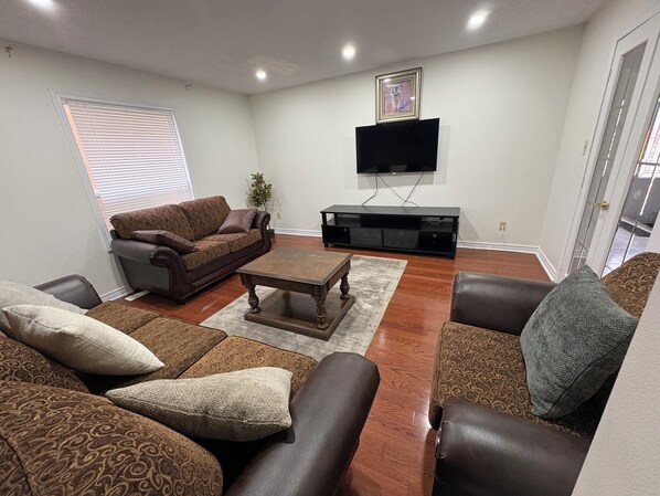 Smart TV, fireplace, stereo