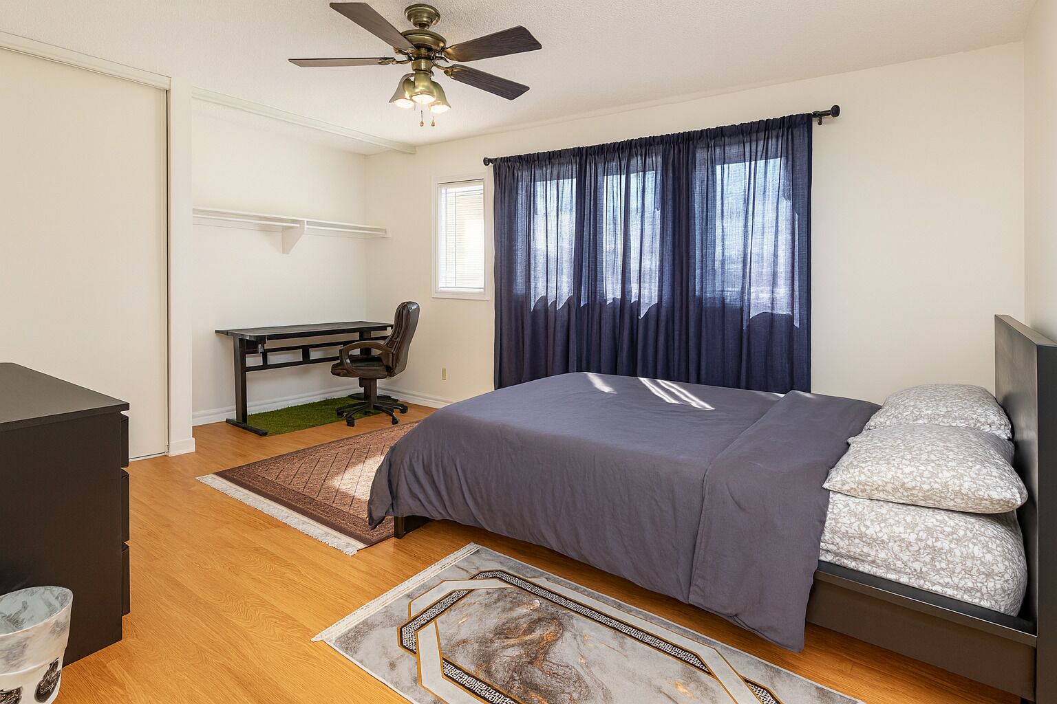 4 habitaciones, escritorio, tabla de planchar con plancha y wifi gratis 