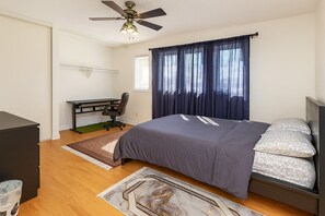 4 bedrooms, desk, iron/ironing board, free WiFi