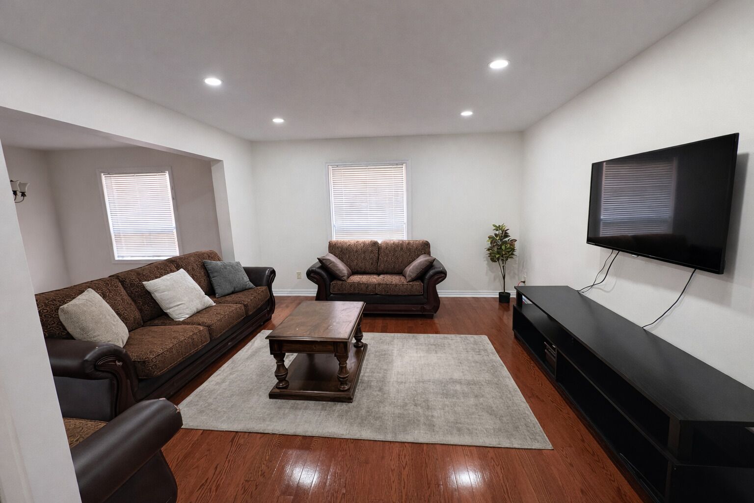 Smart TV, fireplace, stereo