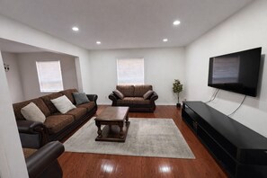 Smart TV, fireplace, stereo - Cozy & Spacious 4BR Orangeville Home w/Patio made for U! 10 min walk to Hospital (Orangeville)