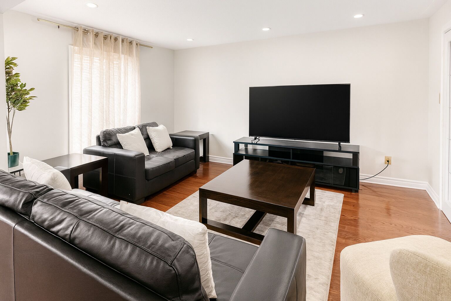 Smart TV, chimenea, estéreo