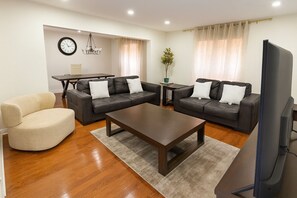 スマートテレビ、暖炉、ステレオ