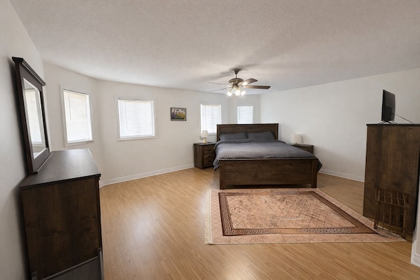 4 bedrooms, desk, iron/ironing board, free WiFi
