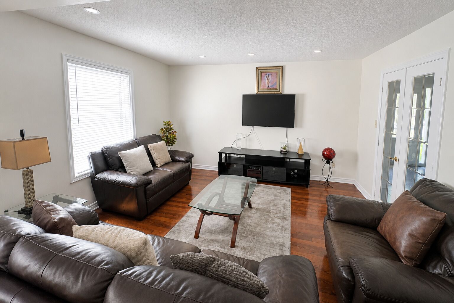 Smart TV, fireplace, stereo