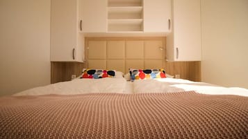 2 bedrooms, travel crib, free WiFi, bed sheets