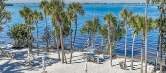 Gulf Harbour Yacht & CC Spacious 3 BR-Pool & Private Island-10 min to Beaches 