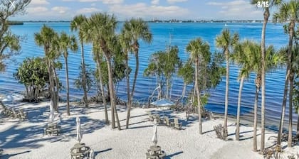 Gulf Harbour Yacht & CC Spacious 3 BR-Pool & Private Island-10 min to Beaches