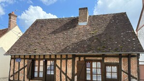 A traditional half-timbered building with a steeply pitched roof, wooden beams, and a chimney. - Charming Solognese house for 4 people (Pierrefitte-sur-Sauldre)