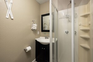 Shower, hair dryer, towels, soap - Cozy 3-bed/3-bath condo in Granby - ski, bike, golf, hike, fish, RMNP (Granby)